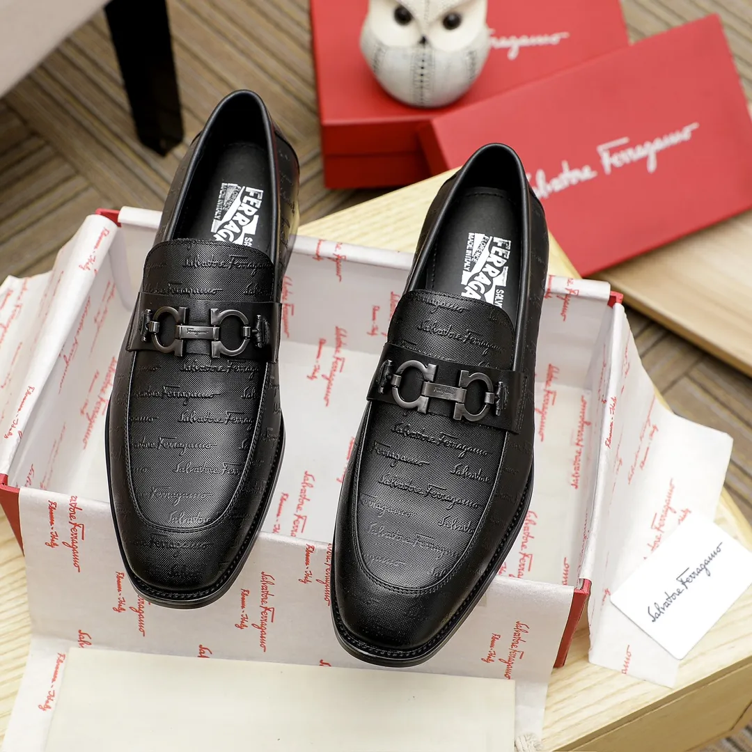 Factory price 460 🔥Ferragamo's new men's casual slip-on shoes🇨🇳Official website original 1:1 mold opening, original quality💯Fine workmanship, high-end luxury☘The upper is made of imported Italian first-layer cowhide🌴Water-dyed🐂Leather lining🍓Rubber wear-resistant and non-slip outsole, breathable and comfortable to wear🍍The first choice for high-grade men, black is optional! Code number 38-44 (45.46. Can be customized)
